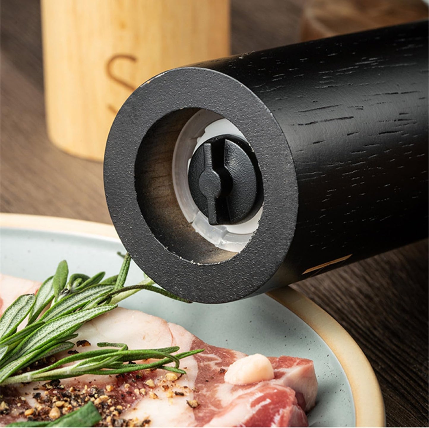 1pc Kitchen Household Manual Seasoning Bottle Oak Pepper Grinder (7” Black lid (Color Box Packaging))