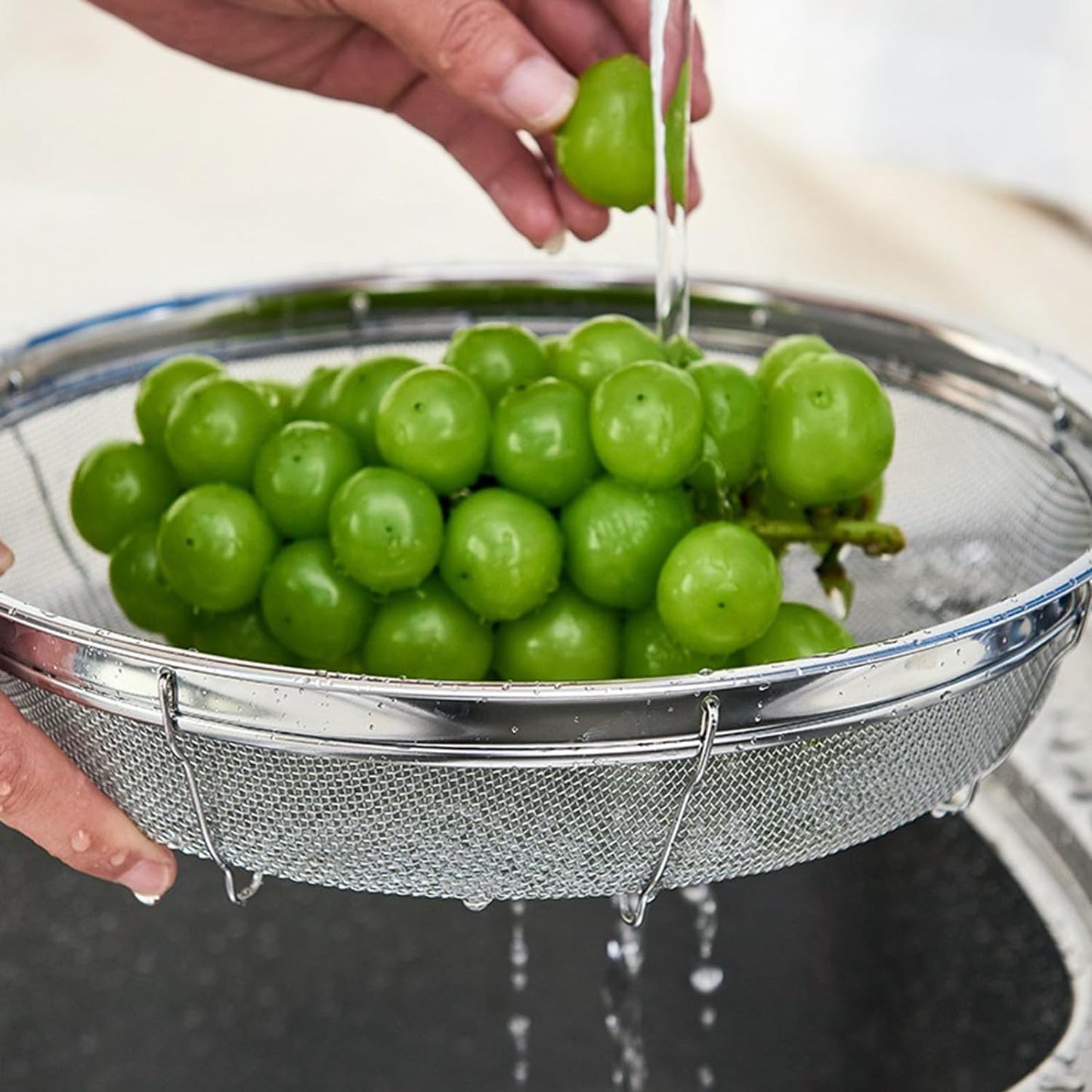 Fine Mesh Strainer for Kitchen, Stainless Steel Colander Bowl for Pasta, Rice, Fruit, Metal Net Baskets with Resting Base - Strain, Drain, Rinse （Diameter 9.84 inch）