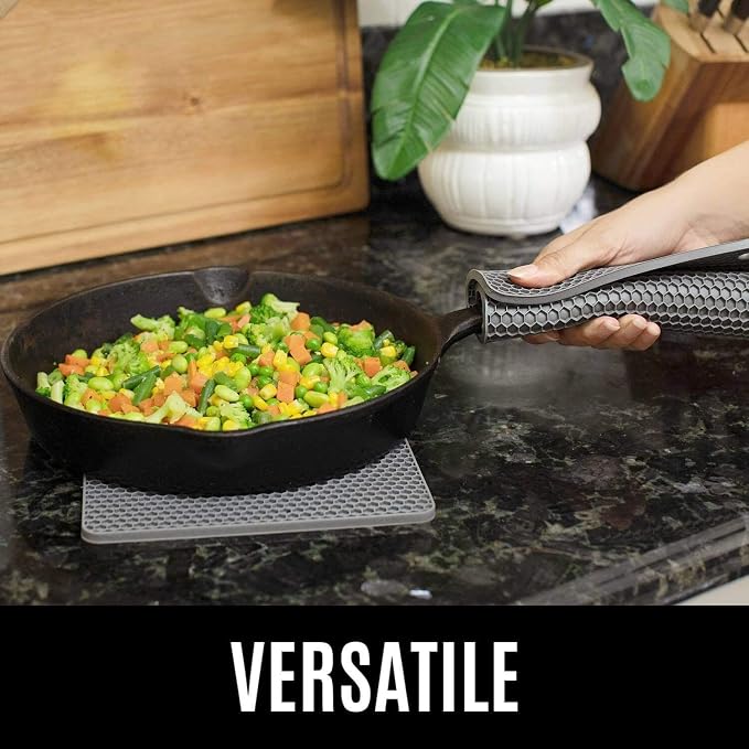 BPA-Free Soft Silicone 4 Piece Oven Mitts & Trivets Set - Image 2